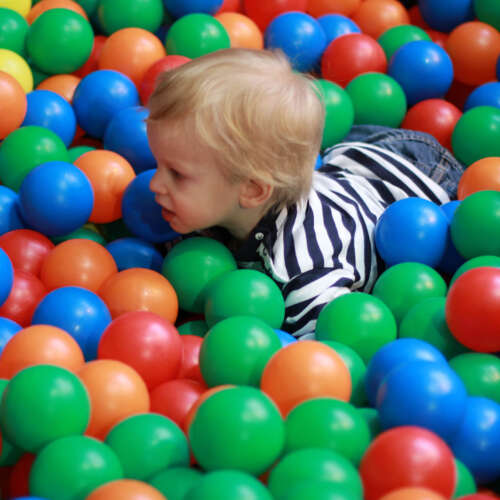 Ballenbak met diverse kleuren in binnen speeltuin